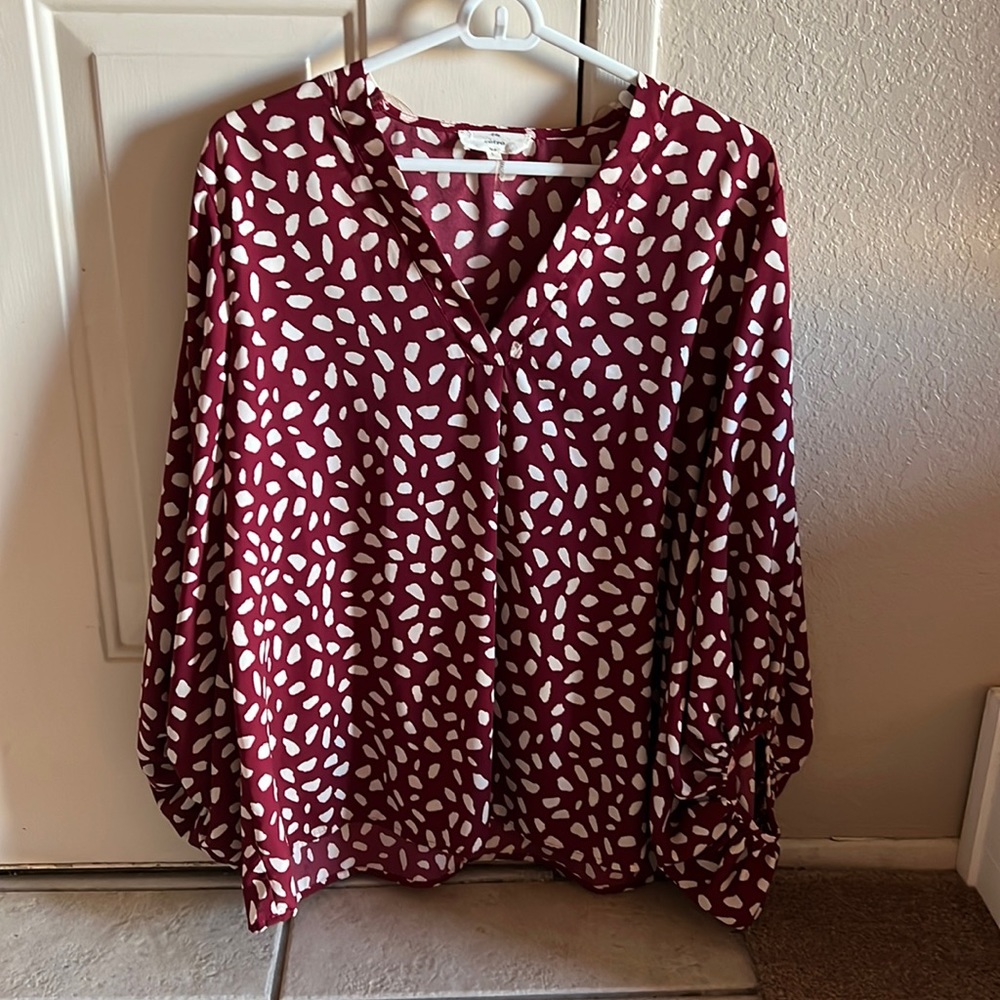 Boutique buy, women’s size Large. Maroon with white specs.